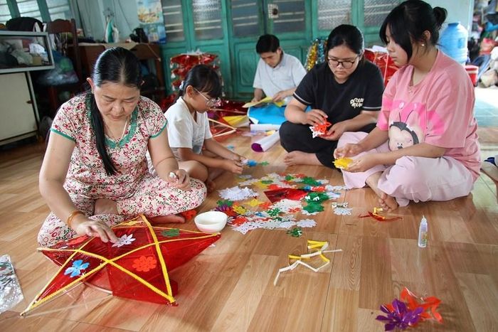 Niềm vui của ông Lợi là nhìn thấy con cháu cùng nhau giữ nghề truyền thống của gia đình
