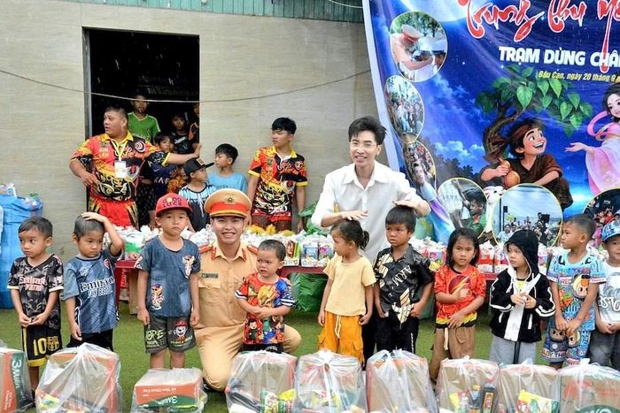 Mỗi phần quà là sự sẻ chia, gửi gắm tình cảm của cán bộ, đoàn viên, hội viên Hội Phụ nữ Phòng Cảnh sát giao thông cùng các nhà hảo tâm, góp thêm niềm vui và một mùa Trung thu ấm áp cho trẻ em địa phương