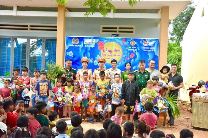Các em thiếu nhi hào hứng tham gia chương trình “Lồng đèn thắp sáng ước mơ 2026”