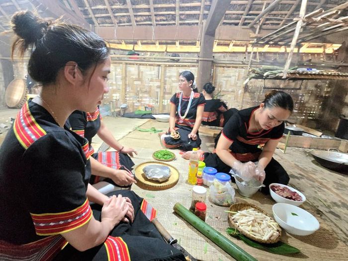 Cả buôn làng chung tay chuẩn bị các món ăn dâng cúng các vị thần