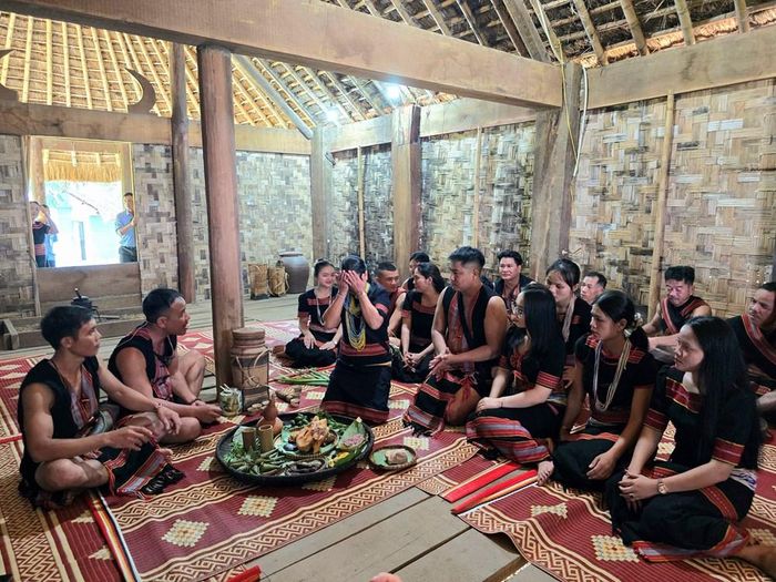 Già làng thực hiện nghi lễ cúng Giàng và các vị thần