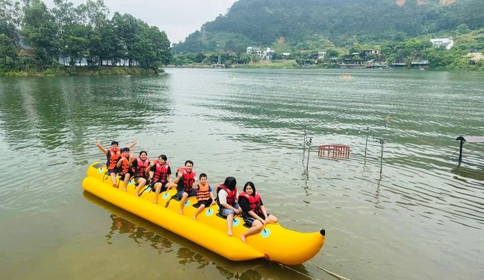 Du khách trải nghiệm trên hồ Đồng Đò - Hà Nội. Ảnh: Thúy Triều