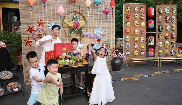 Bùi Công Nam chuẩn bị mâm cỗ trung thu cho các con
