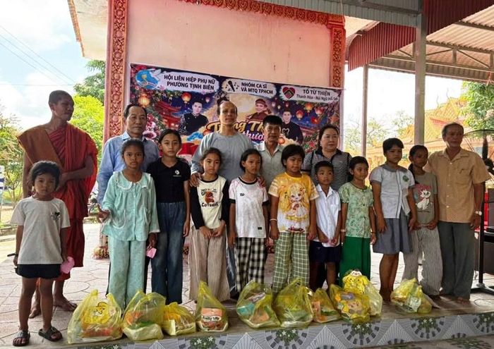 Trao quà cho trẻ em dân tộc Khmer có hoàn cảnh khó khăn tại các khóm biên giới trên địa bàn phường Tịnh Biên