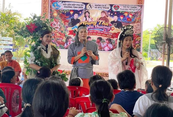 Các nghệ sĩ giao lưu, vui Tết Trung thu cùng các thiếu nhi dân tộc Khmer
