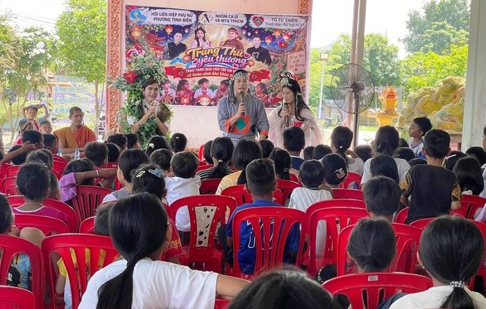 Các nghệ sĩ giao lưu cùng các em thiếu nhi tại chương trình