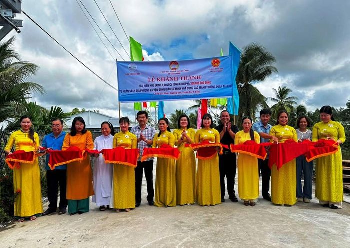 Các đại biểu cắt băng khánh thành cầu Hiền Nhu tại ấp Minh Long, xã Châu Thành, tỉnh An Giang