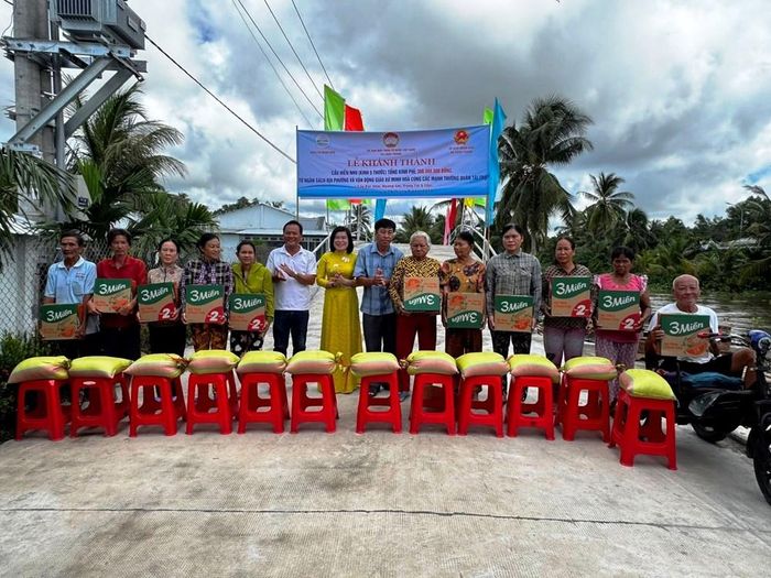 Trao quà cho các hộ có hoàn cảnh khó khăn trên địa bàn ấp Minh Long