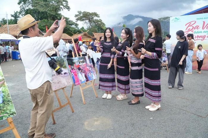Trang phục truyền thống Hrê nổi bật, thu hút người dân và du khách tại phiên chợ vùng cao Ba Vì