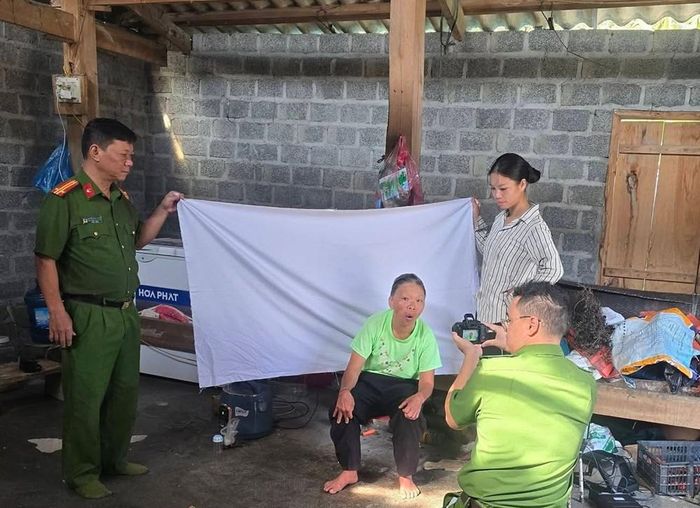 Cán bộ Công an xã Lao Chải đến tận nhà chụp ảnh, hỗ trợ hoàn thiện thông tin cho người dân. Ảnh: Công an xã Lao Chải