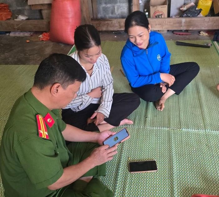 Cán bộ Công an trực tiếp hướng dẫn người dân sử dụng tài khoản định danh điện tử trên ứng dụng VNeID, VNeTraffic và các tiện ích số thiết thực khác