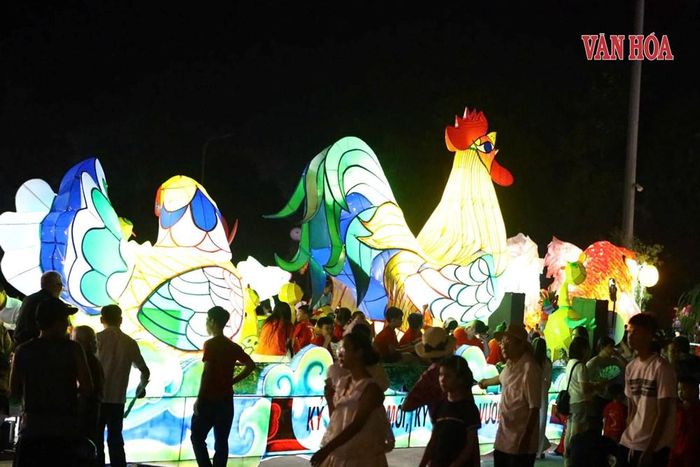 Sắc màu rực rỡ của các khối đèn Trung thu thu hút sự chú ý của đông đảo du khách dọc các tuyến phố