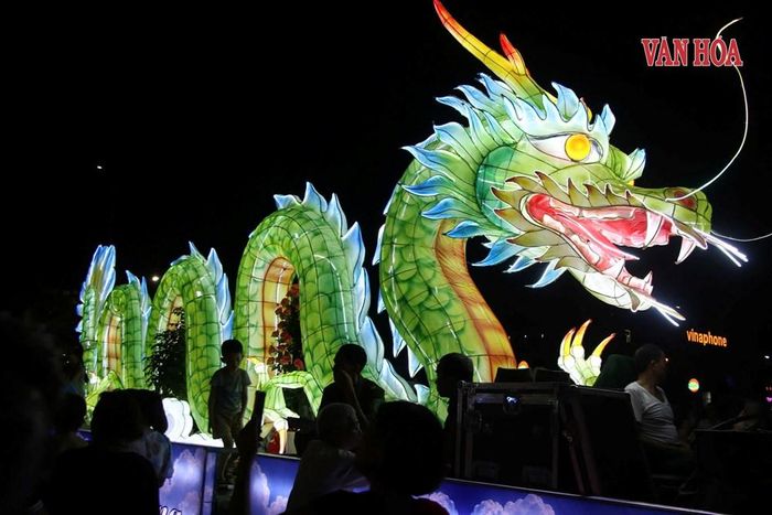 Mô hình rồng tinh xảo tạo điểm nhấn ấn tượng trong đoàn xe diễu hành