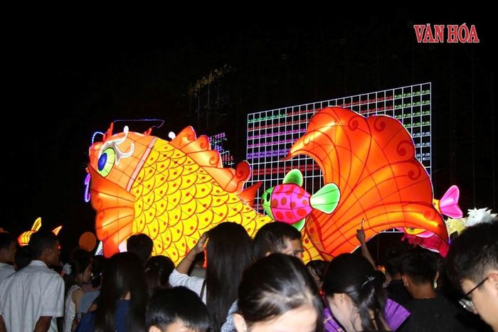 Mô hình cá chép hóa đang lăn bánh trong tiếng hò reo của người dân