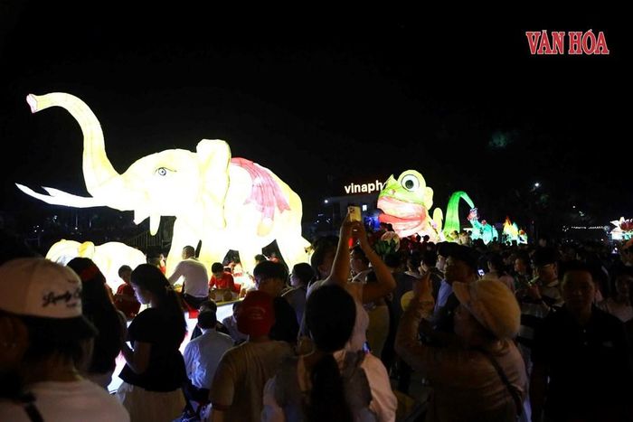 Bầu không khí náo nức, rộn ràng bao trùm khắp các nẻo đường trong thời điểm diễn ra lễ hội