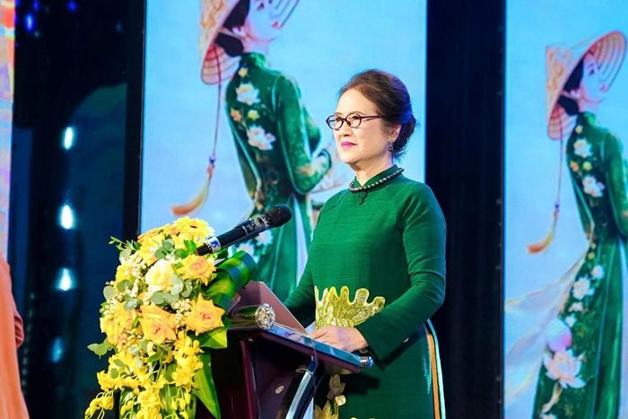 Bà Nguyễn thị Thanh Tâm, Phó Chủ tịch thường trực Hiệp hội Văn hóa Áo dài Việt Nam phát biểu chúc mừng
