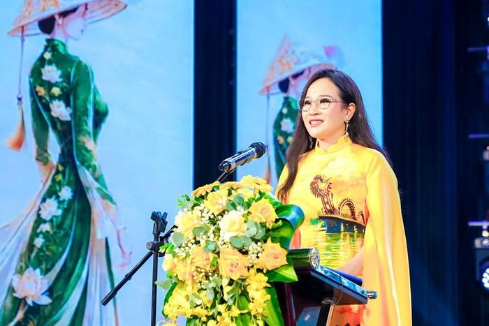 Đạo diễn Nguyễn Lan Vy, Chủ tịch Liên Chi hội Văn hóa Áo dài TP. Đà Nẵng phát biểu tại buổi lễ