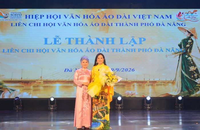 Bà Khúc Thị Dậu, Phó Chủ tịch Hiệp hội Văn hóa Áo dài Việt Nam tặng hoa chúc mừng Chủ tịch Liên Chi hội Văn hóa Áo dài TP. Đà Nẵng Nguyễn Lan Vy
