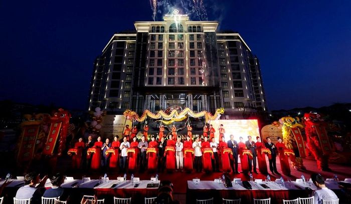 Các đại biểu cắt băng khánh thành Trà Cổ Long Beach Hotel & Resort