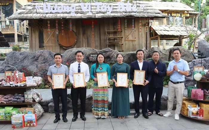 Đại diện các đơn vị nhận giấy chứng nhận OCOP cho sản phẩm đặc trưng địa phương
