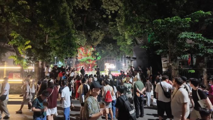 Chương trình "Tán Đa" thu hút đông người dân và du khách đến thưởng thức các tiết mục nghệ thuật