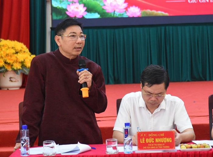Tổng đạo diễn Lê Thế Song (trái) nói về chương trình khai mạc