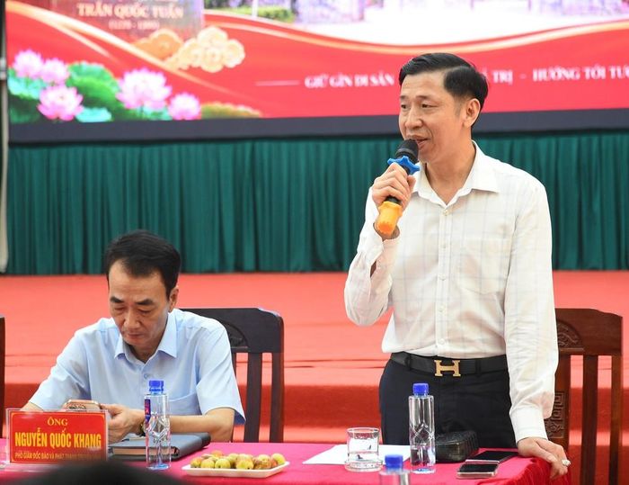 Nghệ nhân dân gian Phạm Hải Hưng (phải) phát biểu