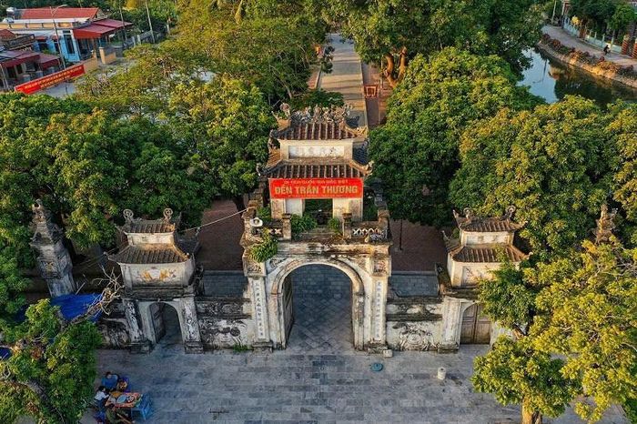Đền Trần Thương tại xã Trần Thương (Ninh Bình)