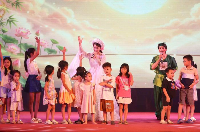 Thiếu nhi Thủ đô được vui chơi, gặp gỡ "chị Hằng, chú Cuội" tại chương trình. Ảnh: Thanh Tùng - TTXVN