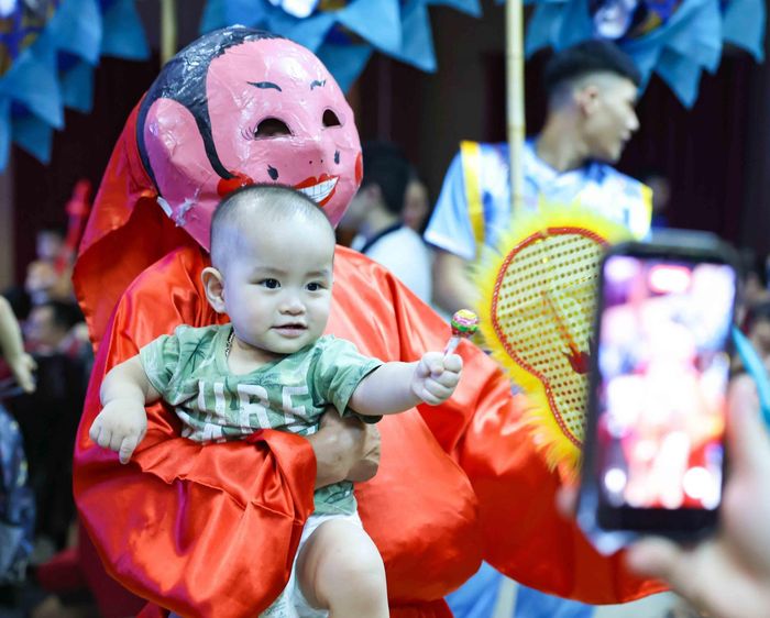 Chương trình nghệ thuật “Trăng rằm tỏa sáng - Thắp sáng tương lai”, mang đến nhiều trải nghiệm hấp dẫn cho các gia đình, đặc biệt là các em thiếu nhi. Ảnh: Thanh Tùng - TTXVN