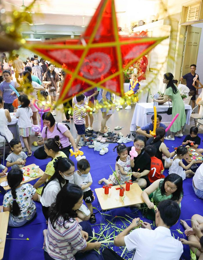 Thiếu nhi được tham gia làm đồ chơi trung thu truyền thống tại chương trình. Ảnh: Thanh Tùng - TTXVN