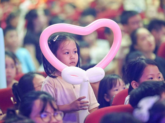 Thiếu nhi Thủ đô chăm chú theo dõi chương trình. Ảnh: Thanh Tùng - TTXVN