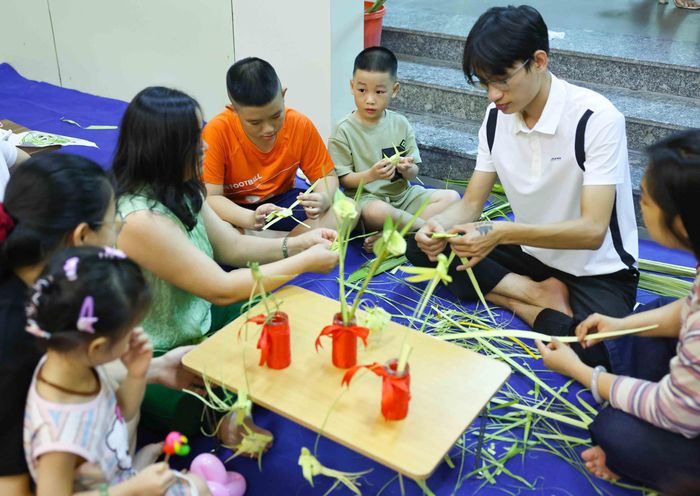 Thiếu nhi được tham gia làm đồ chơi trung thu truyền thống tại chương trình. Ảnh: Thanh Tùng - TTXVN
