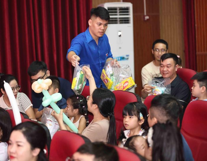 Tặng quà cho thiếu nhi tới tham dự chương trình “Trăng rằm tỏa sáng - Thắp sáng tương lai”. Ảnh: Thanh Tùng - TTXVN