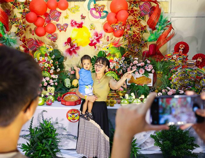 Các gia đình lưu lại khoảnh khắc đẹp bên mâm cỗ trung thu tại chương trình. Ảnh: Thanh Tùng - TTXVN