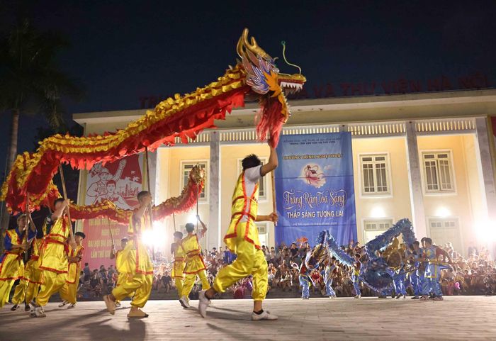 Biểu diễn múa rồng tại chương trình nghệ thuật “Trăng rằm tỏa sáng - Thắp sáng tương lai”. Ảnh: Thanh Tùng - TTXVN