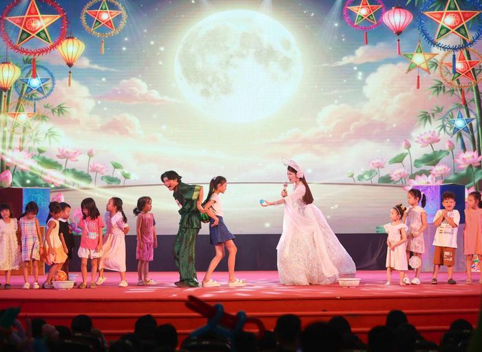 Thiếu nhi Thủ đô được vui chơi, gặp gỡ "chị Hằng, chú Cuội" tại chương trình. Ảnh: Thanh Tùng - TTXVN