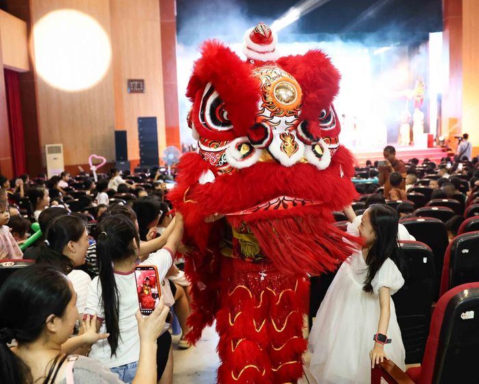 Chương trình nghệ thuật “Trăng rằm tỏa sáng - Thắp sáng tương lai”, mang đến nhiều trải nghiệm hấp dẫn cho các gia đình, đặc biệt là các em thiếu nhi. Ảnh: Thanh Tùng - TTXVN
