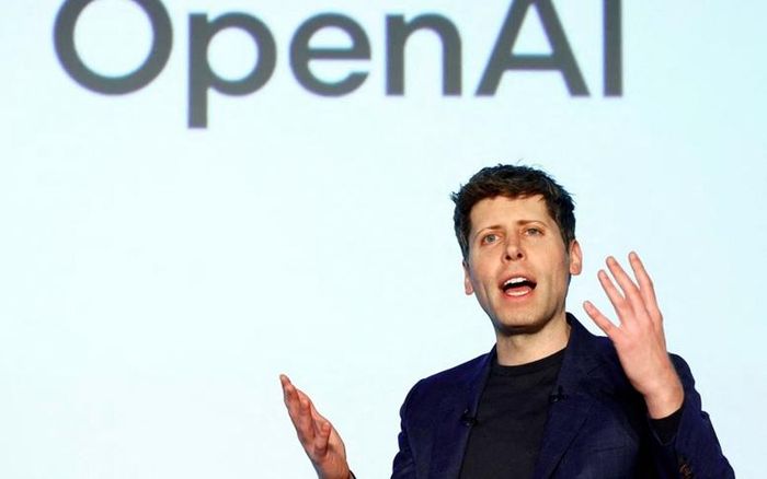 Giám đốc điều hành OpenAI Sam Altman cho rằng các công ty phải sẵn sàng giảm tốc hoặc dừng lại nếu không thể tiếp tục một cách an toàn, đồng thời ủng hộ vai trò của giám sát độc lập - Ảnh: Reuters