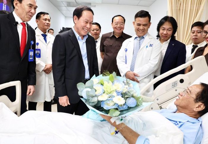 Phó Thủ tướng Chính phủ Lê Tiến Châu thăm hỏi và tặng quà bệnh nhân đang điều trị Bệnh viện - Ảnh: chinhphu.vn/Thu Sa
