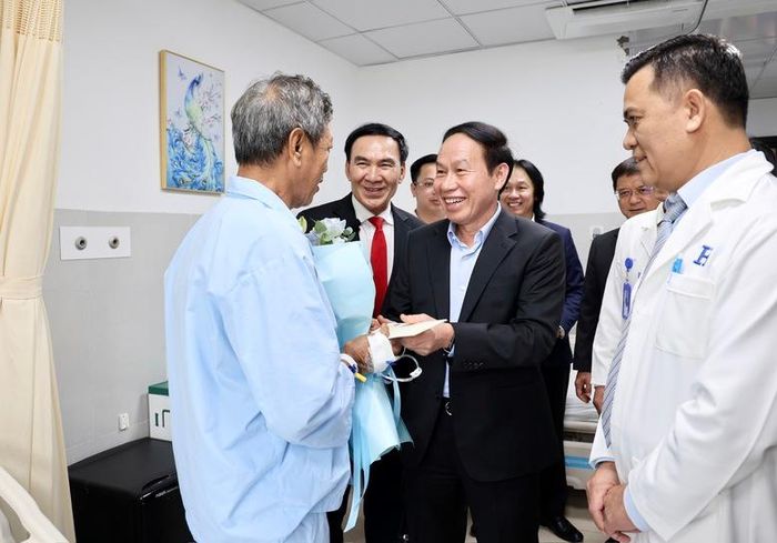 Phó Thủ tướng Chính phủ Lê Tiến Châu thăm hỏi và tặng quà bệnh nhân đang điều trị Bệnh viện - Ảnh: chinhphu.vn/Thu Sa