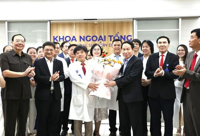 Phó Thủ tướng Chính phủ Lê Tiến Châu tặng hoa chúc mừng đội ngũ y bác sĩ của Bệnh viện - Ảnh: chinhphu.vn/Thu Sa