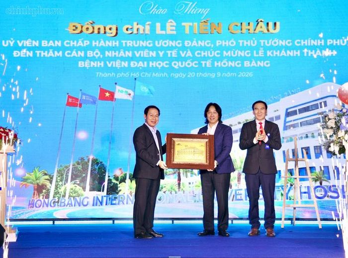 Phó Thủ tướng Chính phủ Lê Tiến Châu tặng quà Bệnh viện - Ảnh: chinhphu.vn/Thu Sa