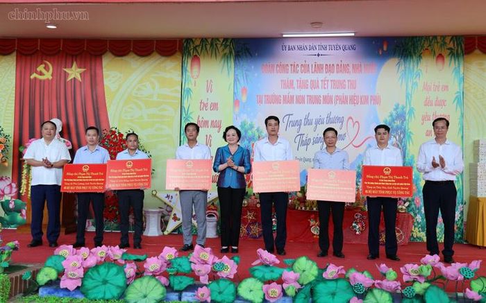 Phó Thủ tướng và đoàn công tác trao tặng 30 bộ máy tính cho 6 xã - Ảnh: chinhphu.vn/Thu Giang