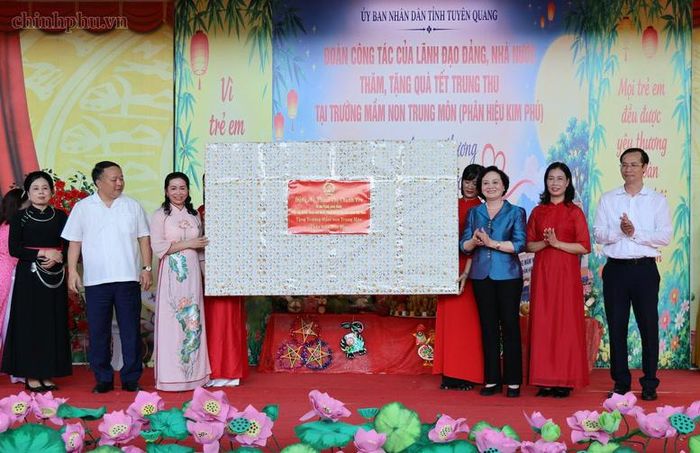 Phó Thủ tướng trao tặng ti vi cho nhà trường, góp phần bổ sung trang thiết bị phục vụ công tác chăm sóc, nuôi dưỡng và giáo dục trẻ em - Ảnh: chinhphu.vn/Thu Giang