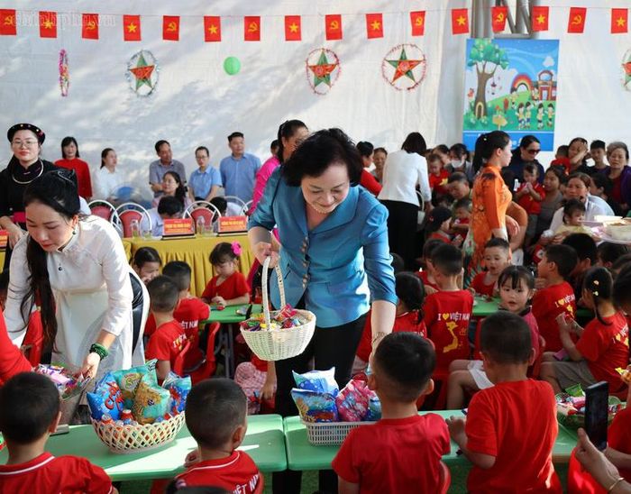 Phó Thủ tướng khẳng định Đảng, Nhà nước luôn dành những điều kiện tốt nhất để trẻ em được học tập, vui chơi, chăm sóc và yêu thương từ gia đình, nhà trường và xã hội - Ảnh: chinhphu.vn/Thu Giang