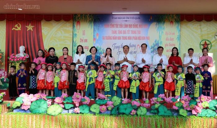 Phó Thủ tướng Phạm Thị Thanh Trà, Phó Chủ nhiệm VPCP Đỗ Ngọc Huỳnh, lãnh đạo tỉnh Tuyên Quang cùng cô trò trường Mầm non Trung Môn (phân hiệu Kim Phú) - Ảnh: chinhphu.vn/Thu Giang