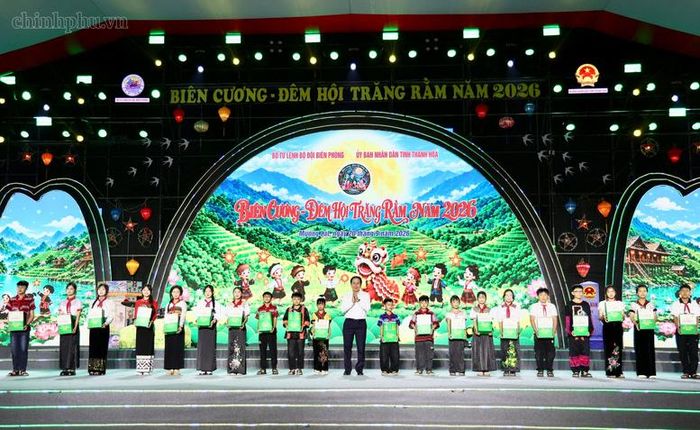 Phó Thủ tướng Lê Tiến Châu tặng quà cho các em học sinh có hoàn cảnh khó khăn, trao học bổng cho các em học sinh tiêu biểu - Ảnh: chinhphu.vn/Thu Sa