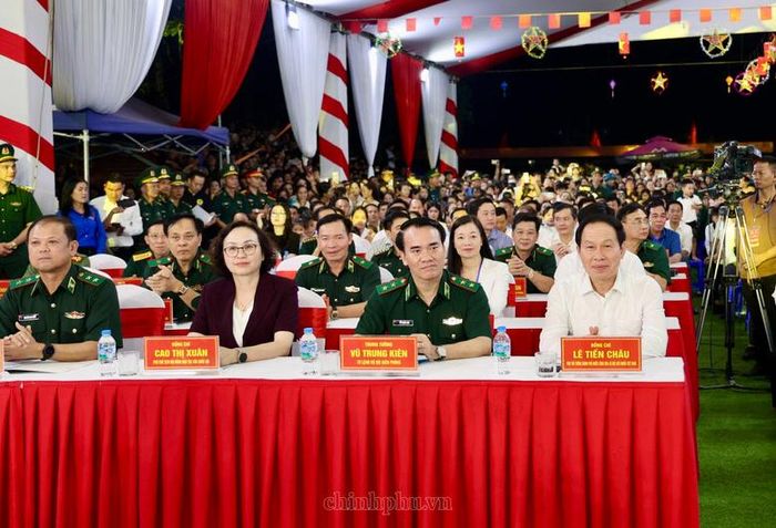 Phó Thủ tướng Chính phủ Lê Tiến Châu và các đại biểu dự chương trình "Biên cương - Đêm hội Trăng rằm" năm 2026 - Ảnh: chinhphu.vn/Thu Sa