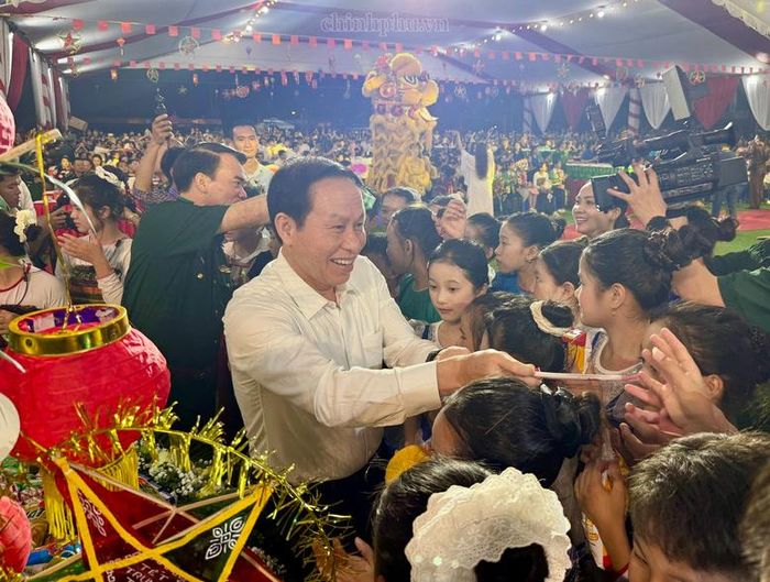 Phó Thủ tướng Lê Tiến Châu vui Tết Trung thu cùng thiếu nhi vùng biên Mường Lát - Ảnh: chinhphu.vn/Thu Sa